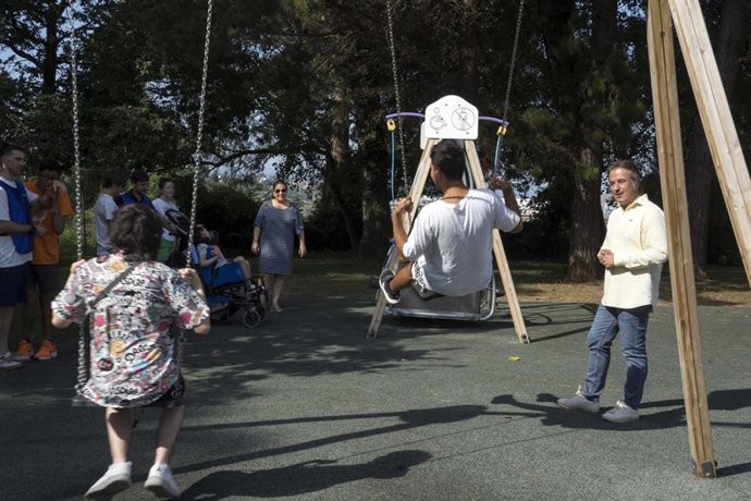 Archivo - El alcalde de Camargo, Diego Movellán, visita el campus inclusivo de Parayas