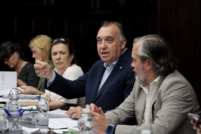 El consejero de Turismo y Andalucía Exterior de la Junta de Andalucía, Arturo Bernal, en el Consejo Andaluz de Turismo (CAT).