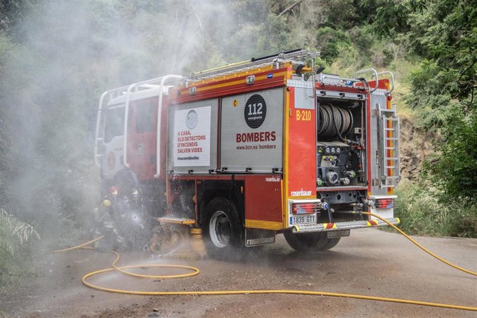 Varios bomberos durante un simulacro de incendio 