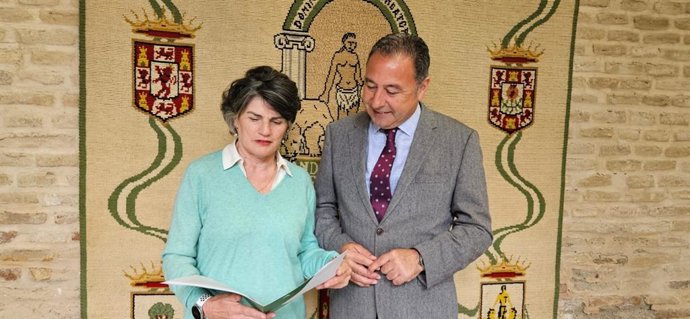 La delegada territorial de Cultura de la Junta y el delegado del Gobierno andaluz en Sevilla.