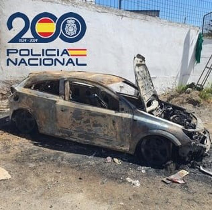 Vehículo calcinado en Dos Hermanas.