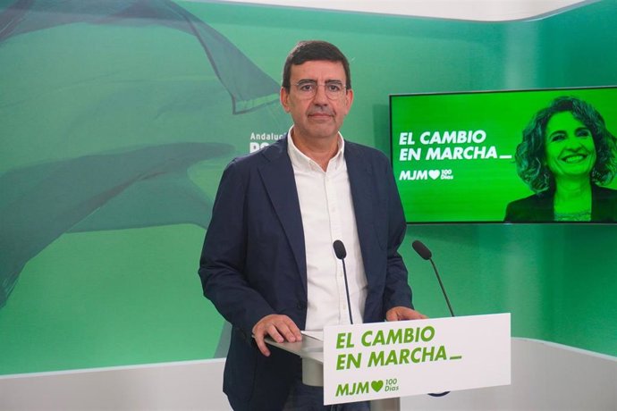 El portavoz de Presidencia del Grupo Socialista en el Parlamento andaluz, Mario Jiménez, en rueda de prensa.