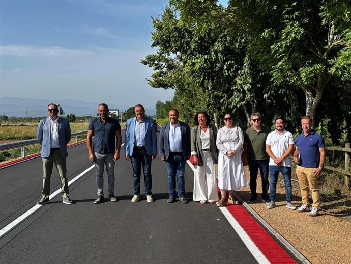 El presidente de la Diputación de León, Gerardo Álvarez Courel (cuarto por la izquierda), en la recepción de las obras de la LE-5246.