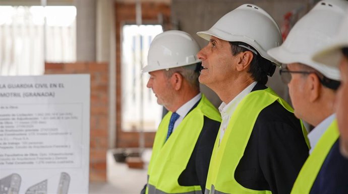 De izquierda a derecha en la imagen el presidente del Puerto de Motril, José García Fuentes, el delegado del Gobierno en Andalucía, Pedro Fernández, y el subdelegado del Ejecutivo central en Granada, José Antonio Montilla