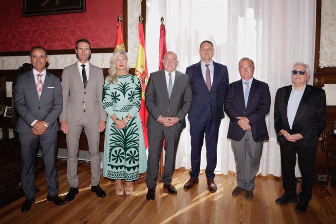 El alcalde de Valladolid, Jesús Julio Carnero, y la concejal de Educación y Cultura, Irene Carvajal, junto a los premiados que han asistido a la entrega de los Premios Taurinos San Pedro Regalado.