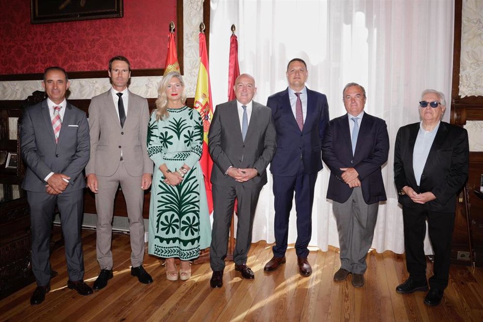 El alcalde de Valladolid, Jesús Julio Carnero, y la concejal de Educación y Cultura, Irene Carvajal, junto a los premiados que han asistido a la entrega de los Premios Taurinos San Pedro Regalado.