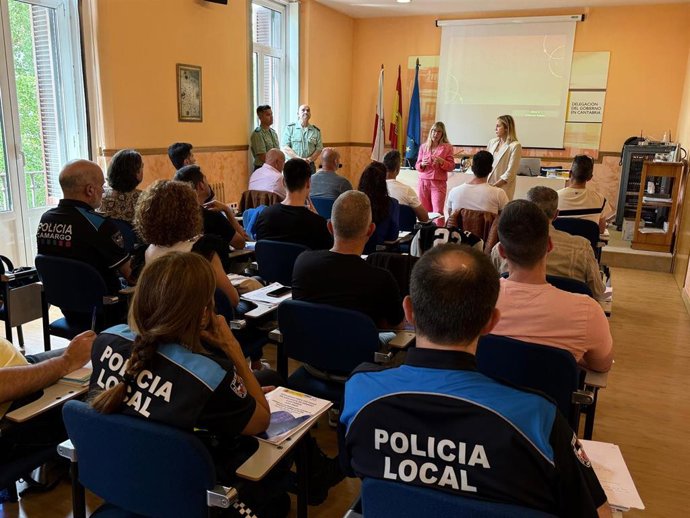 La delegada del Gobierno, Eugenia Gómez de Diego, inaugura un curso sobre nuevas formas de violencia de género para policías locales