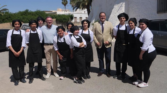 El alcalde de Berja, José Carlos Lupión, y el delegado territorial de Desarrollo Educativo, Francisco Alonso, junto alumnos de cocina.