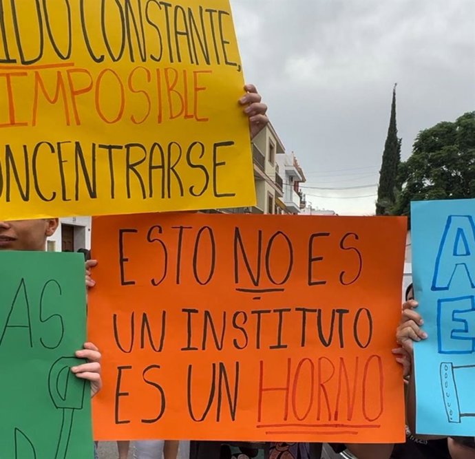 Protestas de la comunidad educativa del IES Matilde Casanova de La Algaba.