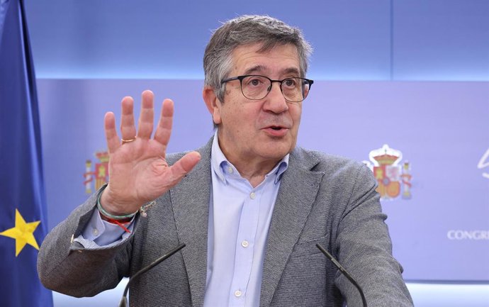 O porta-voz do PSOE no Congresso, Patxi López, durante uma coletiva de imprensa após a Reunião de Porta-vozes, no Congresso dos Deputados, em 27 de maio de 2025, em Madri (Espanha).