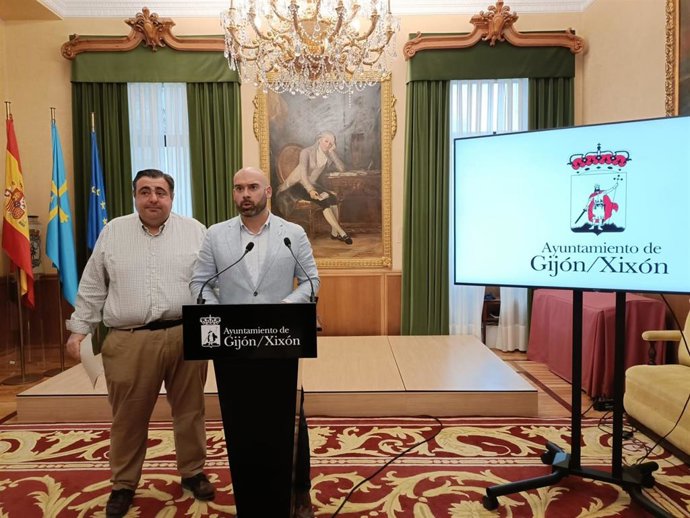 El concejal de Tráfico, Transporte Público y Movilidad del Ayuntamiento de Gijón, Pelayo Barcia (izda), en rueda de prensa en el Consistorio gijonés junto al edil de Urbanismo, Jesús Martínez Salvador.