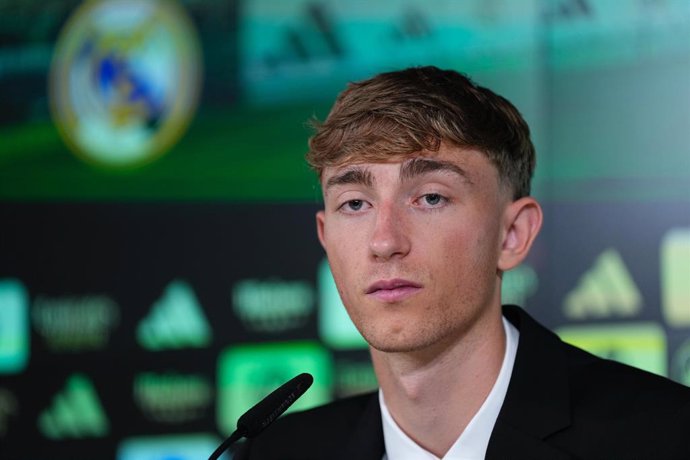 El central español Dean Huijsen, en la rueda de prensa de su presentación como nuevo jugador del Real Madrid.