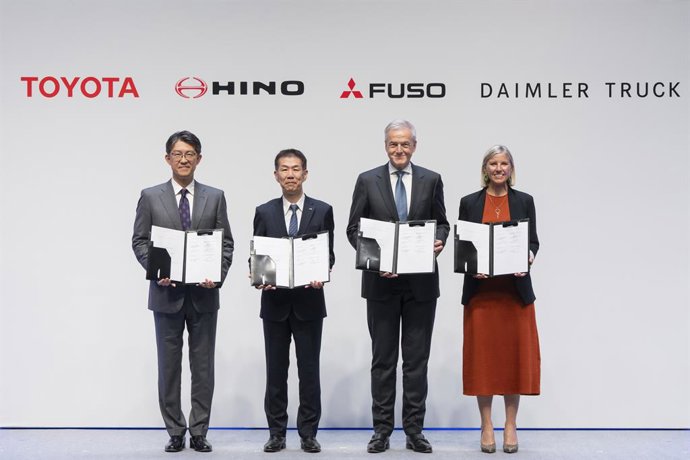 Toyota y Daimler Truck alcanzan un acuerdo para fusionar sus filiales de camiones para abril de 2026.