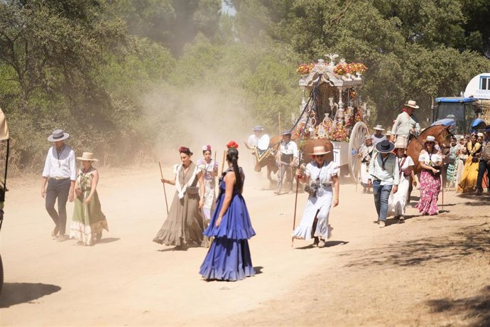 Una de las hermandades del Rocío durante la peregrinación a la aldea de El Rocío.