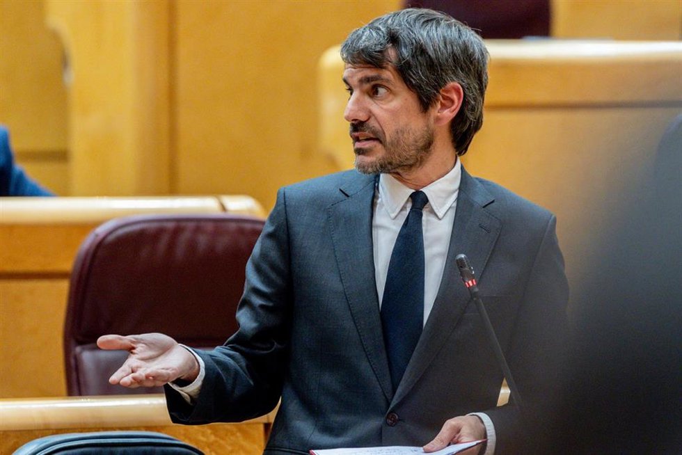 Archivo - El ministro de Cultura, Ernest Urtasun, interviene durante una sesión de control al Gobierno en el Senado, a 6 de mayo de 2025, en Madrid (España). 