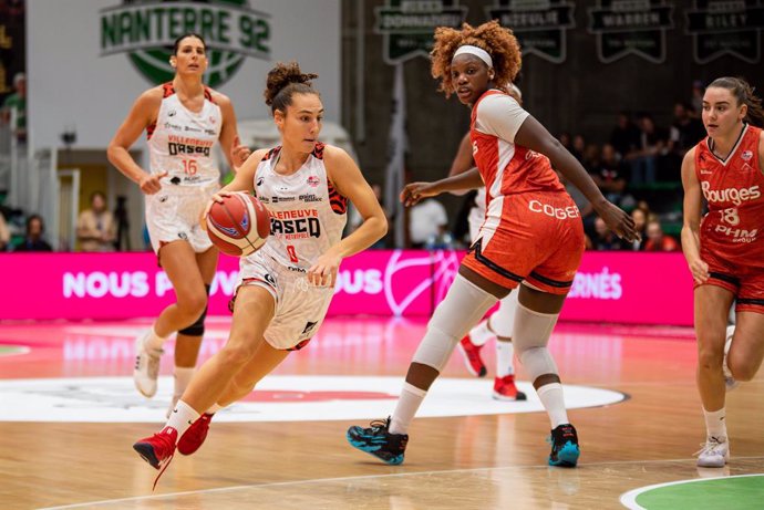 Archivo - Carla Leite of Villeneuve d’Asq controls the ball during the Women's Champions match, Final Basketball match between Villeneuve-d’Ascq and Tango Bourges Basket on September 21, 2024 at Palais des Sports Maurice-Thorez of Nanterre, France - Photo