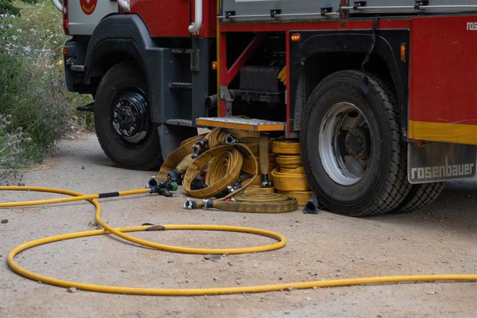 Varios bomberos durante un simulacro de incendio forestal en la montaña de Collserola, a 2 de junio de 2025, en Barcelona, Catalunya (España). 