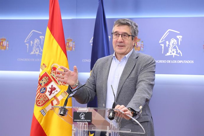 O porta-voz do PSOE no Congresso, Patxi López, durante uma coletiva de imprensa após a Reunião de Porta-vozes, no Congresso dos Deputados, em 27 de maio de 2025, em Madri (Espanha).