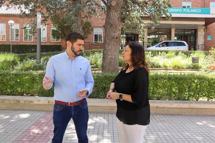 El portavoz parlamentario de Vox, Alejandro Nolasco, y la concejal del Consistorio turolense, Verónica Luz.