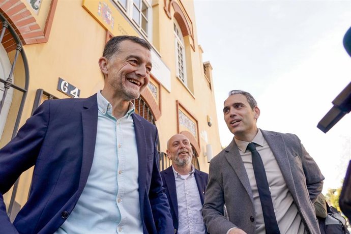 Archivo - El coordinador federal de IU, Antonio Maíllo, atiende a los medios antes de asistir al acto de reparación de la memoria de Manuel José García Caparrós acompañado por el coordinador general de IU Andalucía, Toni Valero. (Foto de archivo).