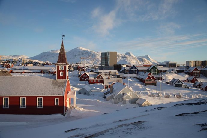 Archivo - FILED - 04 February 2025, Greenland, Nuuk: A View of the city center of the Greenlandic capital Nuuk. Greenland's resources have been the object of US desire. President Donald Trump's talk of taking over the autonomous Danish territory has raise