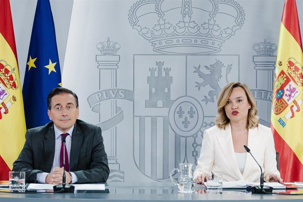 El ministro de Asuntos Exteriores, Unión Europea y Cooperación, José Manuel Albares y la ministra Portavoz, de Educación, Formación Profesional y Deportes, Pilar Alegría, durante una rueda de prensa posterior a la reunión del Consejo de Ministros en el 