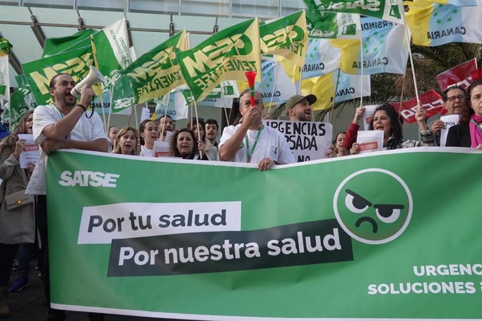 Archivo - Más de un centenar de profesionales sanitarios se concentran en el Hospital Universitario de Canarias (HUC) para exigir soluciones ante presión asistencial del servicio de Urgencias y HUC