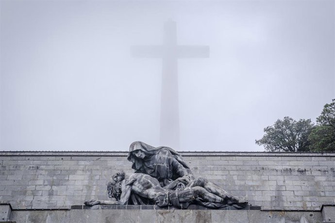 Archivo - La escultura de 'La Piedad' en el complejo monumental del Valle de Cuelgamuros.