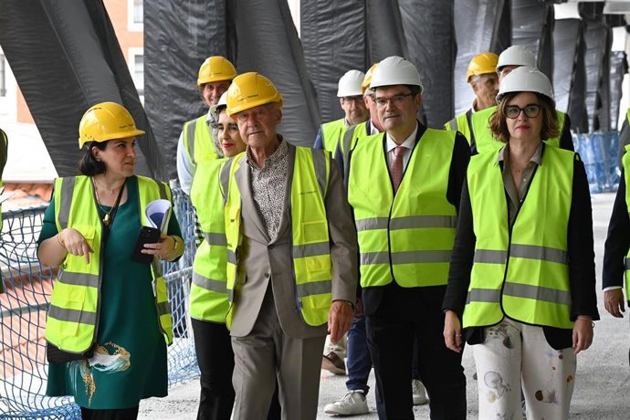 El arquitecto británico Norman Foster), el alcalde de Bilbao, Juan María Aburto, Elixabete Etxanobe y el Comité ejecutivo de la Fundación Museo de Bellas Artes de Bilbao visitan Agravitas