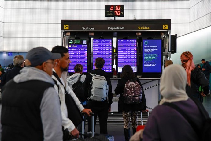 Archivo - Un panel informa de las causas meteorológicas que afectan a los vuelos del aeropuerto de Barcelona-El Prat, en la terminal T-2, a 4 de noviembre de 2024, en El Prat de Llobregat