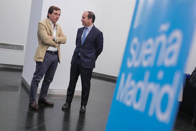 Archivo - El alcalde de la capital, José Luis Martínez-Almeida, y el delegado de Urbanismo, Medio Ambiente y Movilidad, Borja Carabante