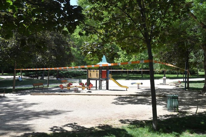 Una cinta anuncia zona restringida tras cerrar el parque de El Retiro y cancelarse la primera jornada de la 84ª Feria del Libro de Madrid por viento y calor, en el parque del Retiro, a 30 de mayo de 2025, en Madrid (España). 