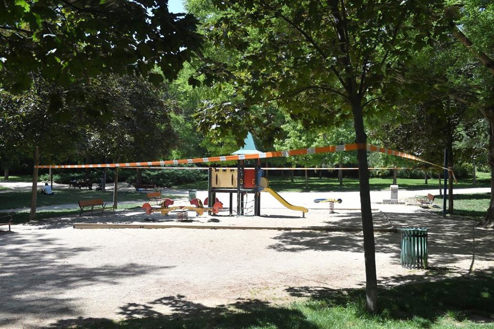 Una cinta anuncia zona restringida tras cerrar el parque de El Retiro y cancelarse la primera jornada de la 84 Feria del Libro de Madrid por viento y calor, en el parque del Retiro, a 30 de mayo de 2025, en Madrid (España).