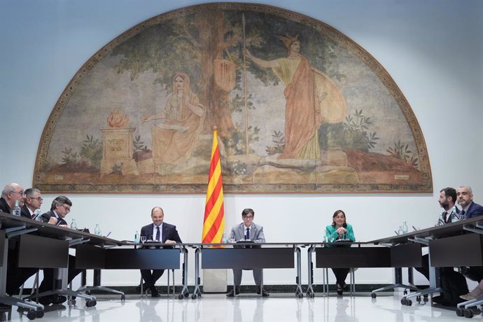 El presidente de la Generalitat, Salvador Illa, en la reunión con la Comisión técnica para la ampliación del Aeropuerto de Barcelona