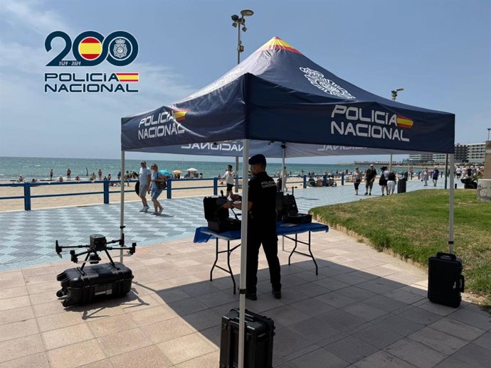 La Policía Nacional aumenta su presencia en playas y zonas de ocio de Alicante con más patrullas, drones y agentes de paisano