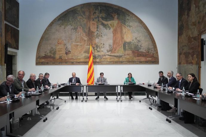 El presidente de la Generalitat de Catalunya, Salvador Illa (C), y la portavoz del Govern y consellera de Territorio, Vivienda y Transición Ecológica de la Generalitat, Sílvia Paneque (5D), se reúnen con la Comisión técnica para la ampliación del Aeropuer