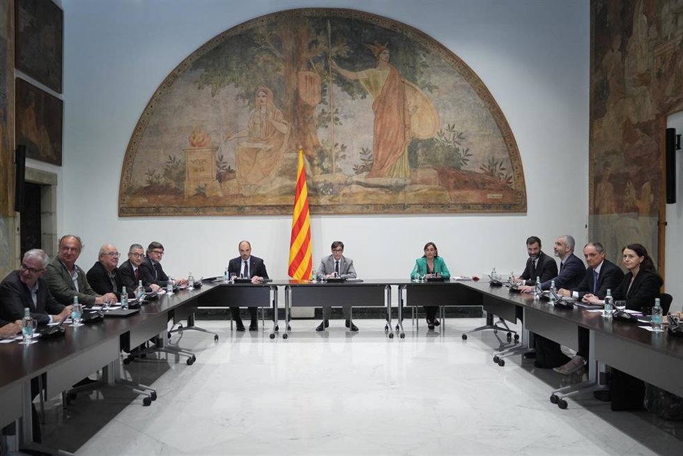 El presidente de la Generalitat de Catalunya, Salvador Illa (C), y la portavoz del Govern y consellera de Territorio, Vivienda y Transición Ecológica de la Generalitat, Sílvia Paneque (5D), se reúnen con la Comisión técnica para la ampliación del Aeropu