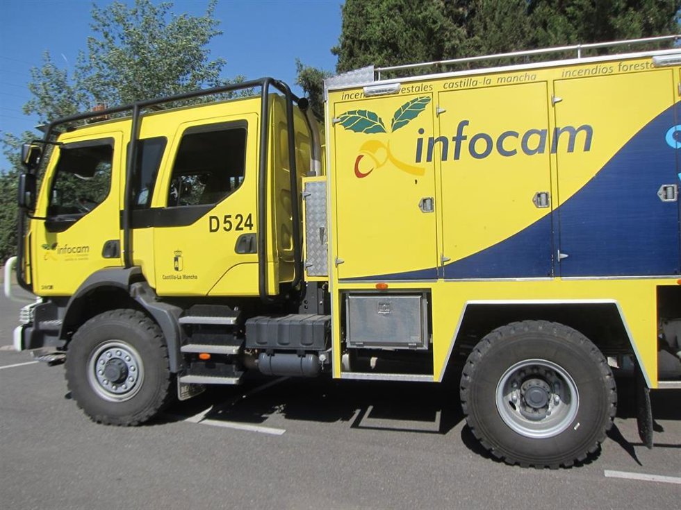 Archivo - Camión de Infocam durante las labores de extinción del incendio de Espinoso del Rey (Toledo).