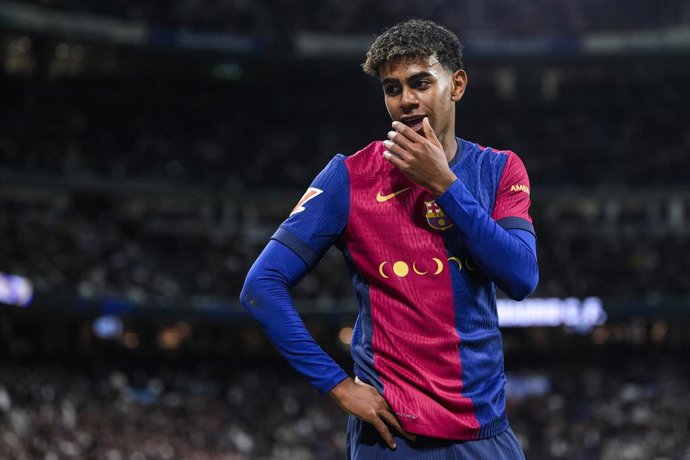 Archivo - Lamine Yamal durant el Clàssic davant del Reial Madrid 