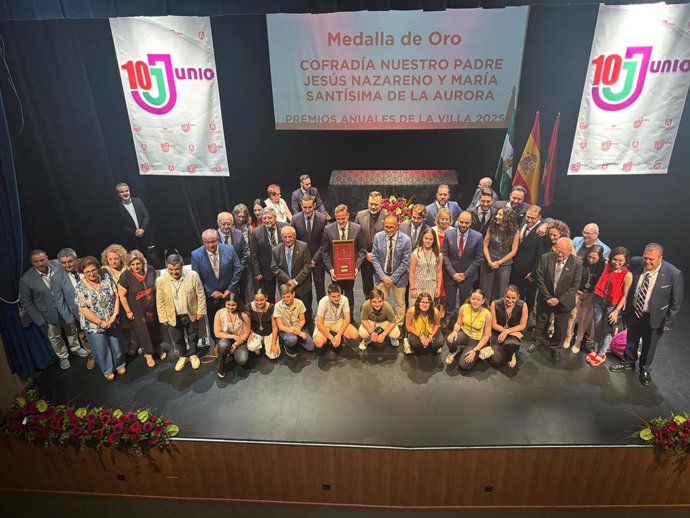 Foto de familia de los premiados y autoridades