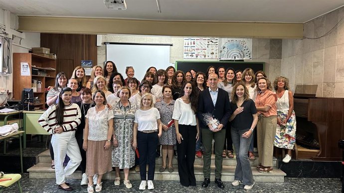 El alcalde de León, José Antonio Diez, con las integrantes de la agrupación musical Femenino Coral Voces.