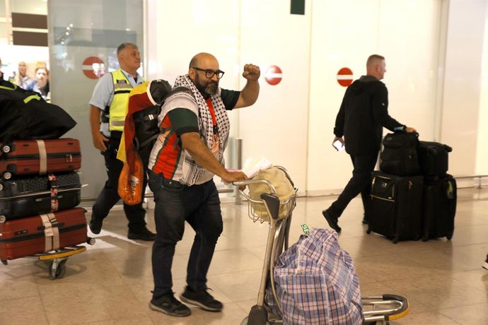 O ativista espanhol Sergio Toribio chega a Barcelona vindo de Tel-Aviv, no aeroporto El Prat de Llobregat, em 10 de junho de 2025, em El Prat de Llobregat, Barcelona, Catalunha, Espanha. As autoridades israelenses interceptaram ontem em águas israelenses 