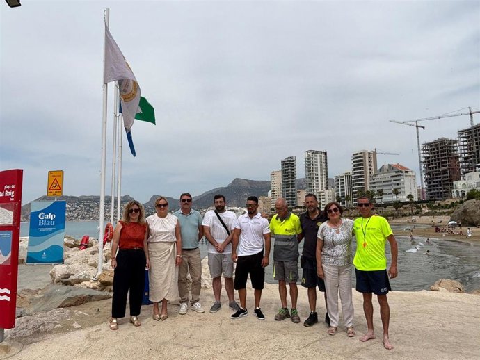 Izado de banderas en Calp