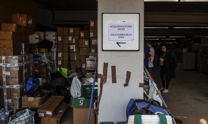 Archivo - Cajas con ayuda humanitaria en una zona afectada por la dana
