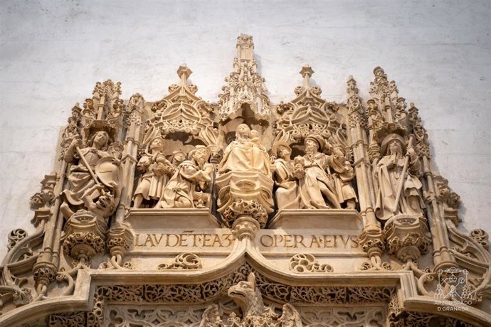Detalle de la portada principal de la Capilla Real