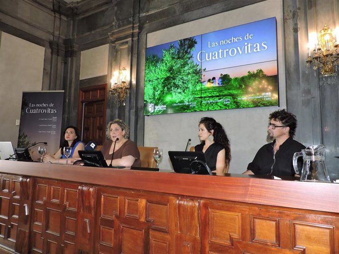 La alcaldesa de Bollullos de la Mitación y la edil de Promoción Cultural presentan el ciclo musical 'Noches de Cuatrovitas', en la Casa de la Provincia.