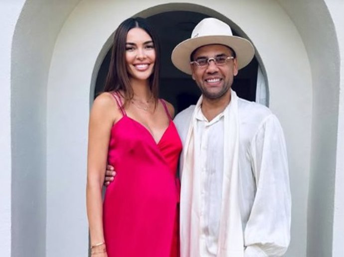 Joana Sanz presume de embarazo en su cumpleaños junto a Dani Alves