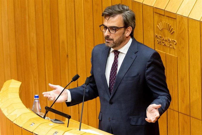 El conselleiro de Presidencia, Xustiza e Deportes, Diego Calvo, en su intervencion en pleno