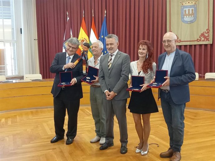 La 'voz' de Gorgorito, Rafael Domingo, Fernando Gil y Mª José Marrodán, Insignes San Bernabé por su dedicación a Logroño