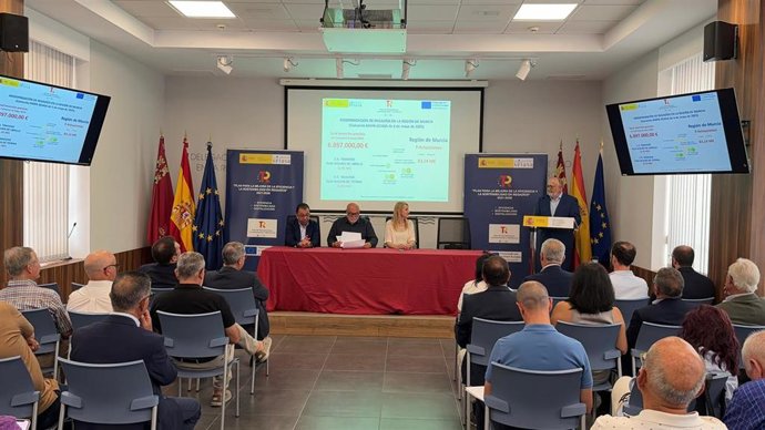 Acto de firma de dos nuevos convenios con las comunidades de regantes del trasvase Tajo-Segura de Librilla y de Totana